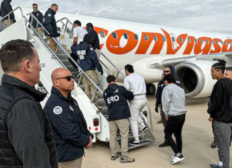 Los deportados venezolanos montándose al avión para ir a Venezuela. FOTO: Casa Blanca