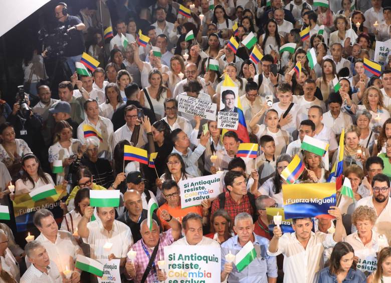 Así fue la concentración realizada en la Gobernación de Antioquia este martes. FOTO: Esneyder Gutiérrez