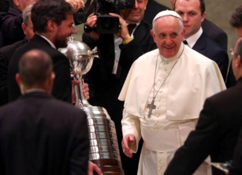 El Papa Francisco, hincha ferviente de San Lorenzo, llevó su amor por el fútbol hasta el Vaticano, donde nunca dejó de alentar a su equipo azulgrana. FOTO: Getty Images