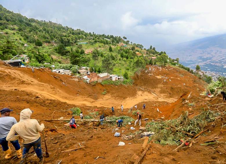 Más de 200 personas trabajan sin descanso en la búsqueda de desaparecidos, en medio de un terreno aún inestable. FOTO: ESNEYDER GUTIÉRREZ
